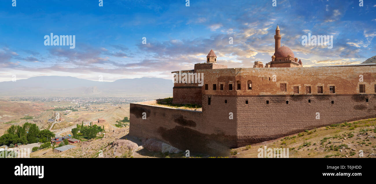 Außenwände mit Minarete der Moschee aus dem 18. Jahrhundert osmanischen Architektur des Ishak Pasha Palace (Türkisch: İshak Pasa Sarayı), Agrı pro Stockfoto Außenwände mit Minarete der Moschee aus dem 18. Jahrhundert osmanischen Architektur des Ishak Pasha Palace (Türkisch: İshak Pasa Sarayı), Agrı pro Stockfoto