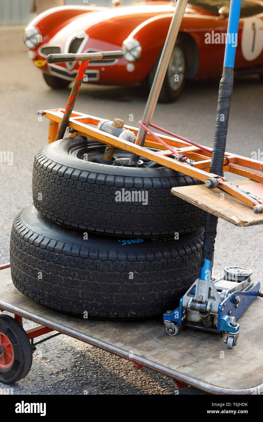 Paddock Bereich Trolley mit Ersatzreifen und Jack. 77 Goodwood Mitgliederversammlung, Sussex, UK. Stockfoto