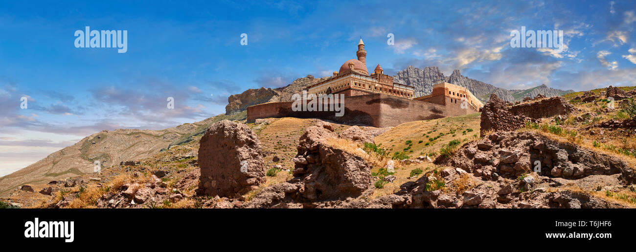 Außenwände mit Minarete der Moschee aus dem 18. Jahrhundert osmanischen Architektur des Ishak Pasha Palace (Türkisch: İshak Pasa Sarayı), Agrı pro Stockfoto Außenwände mit Minarete der Moschee aus dem 18. Jahrhundert osmanischen Architektur des Ishak Pasha Palace (Türkisch: İshak Pasa Sarayı), Agrı pro Stockfoto