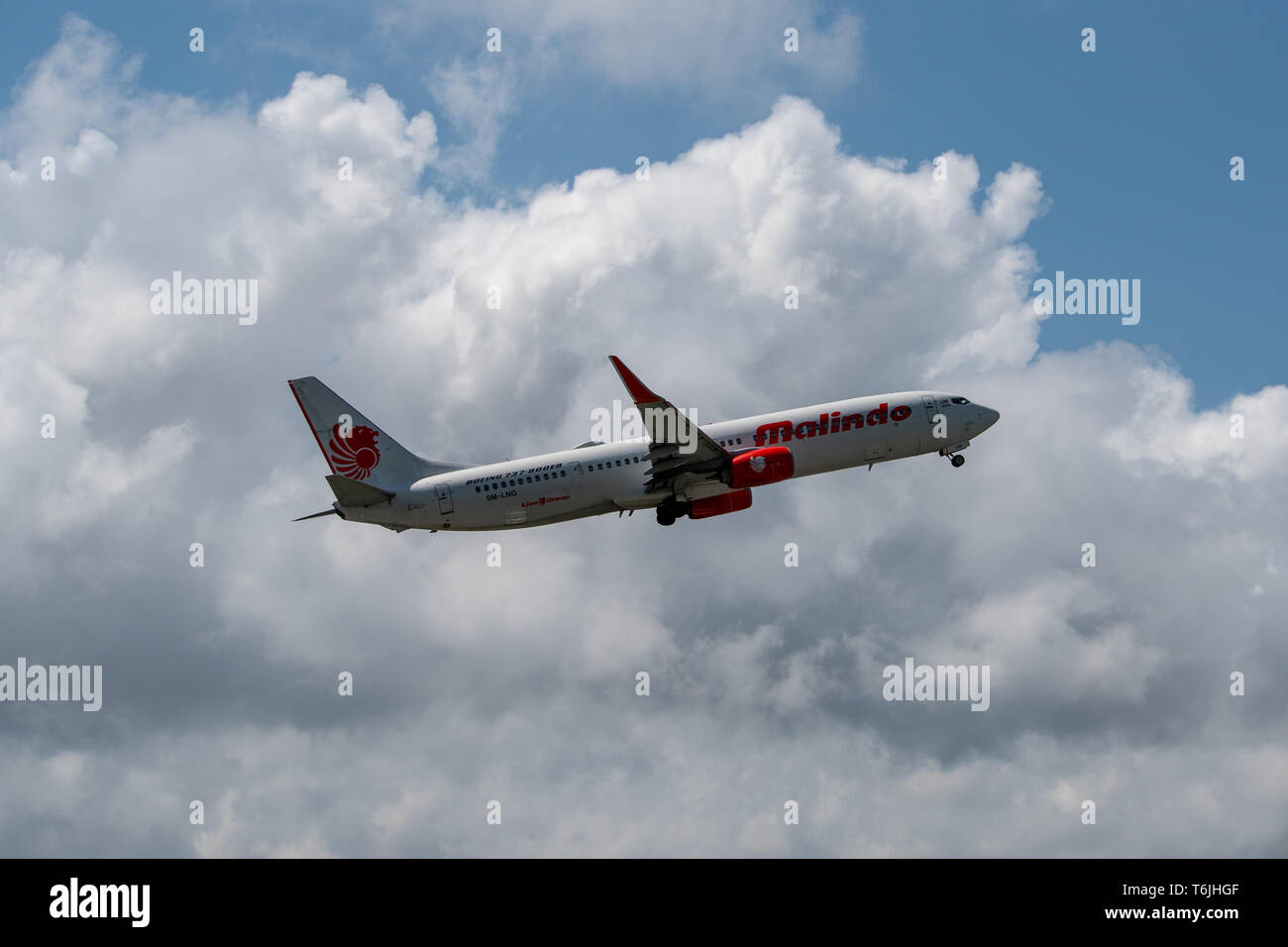 DENPASAR/BALI - 17. APRIL 2019: Denpasar/Bali - 17. APRIL 2019: Flugzeug von Malindo Airlines ist vom Ngurah Rai Internationalen Flughafen Bali Stockfoto