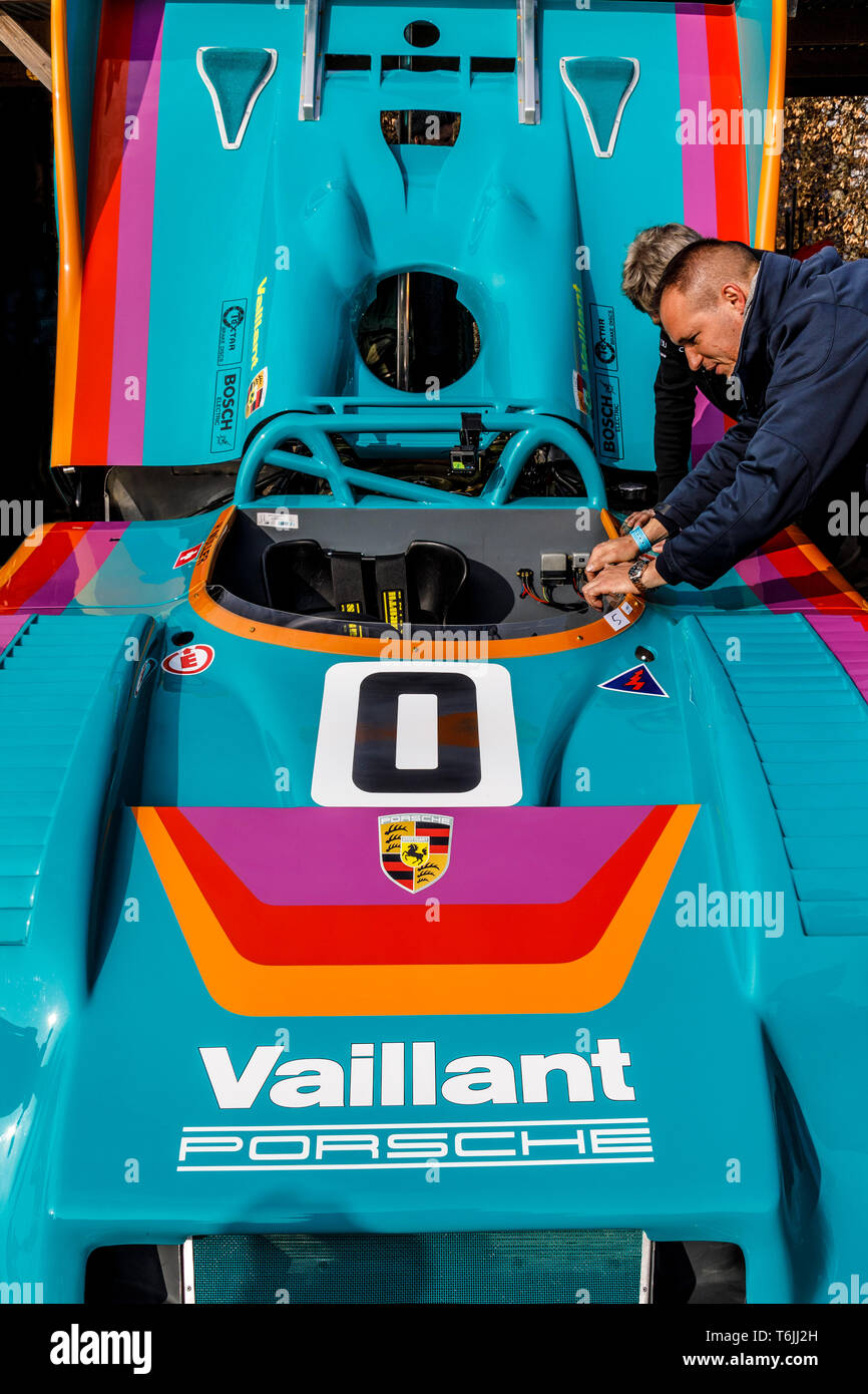 1973 Porsche 917/30 Vaillant in der Koppel mit der Motorabdeckung, da es für die Goodwood 2019 77 Mitgliederversammlung, Sussex, UK vorbereitet ist. Stockfoto