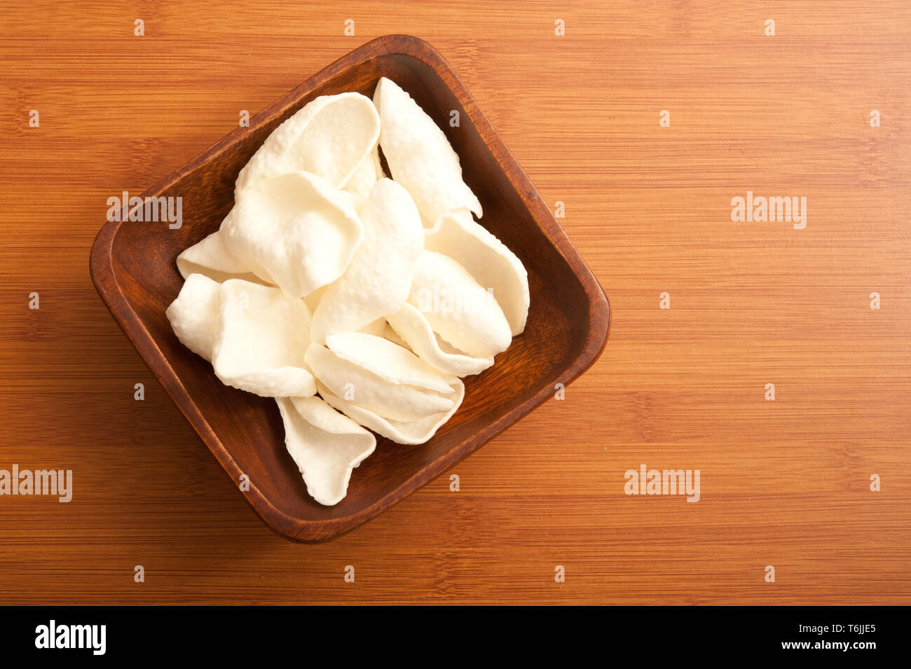 Kartoffel-Chips in einer Holzschale Stockfoto