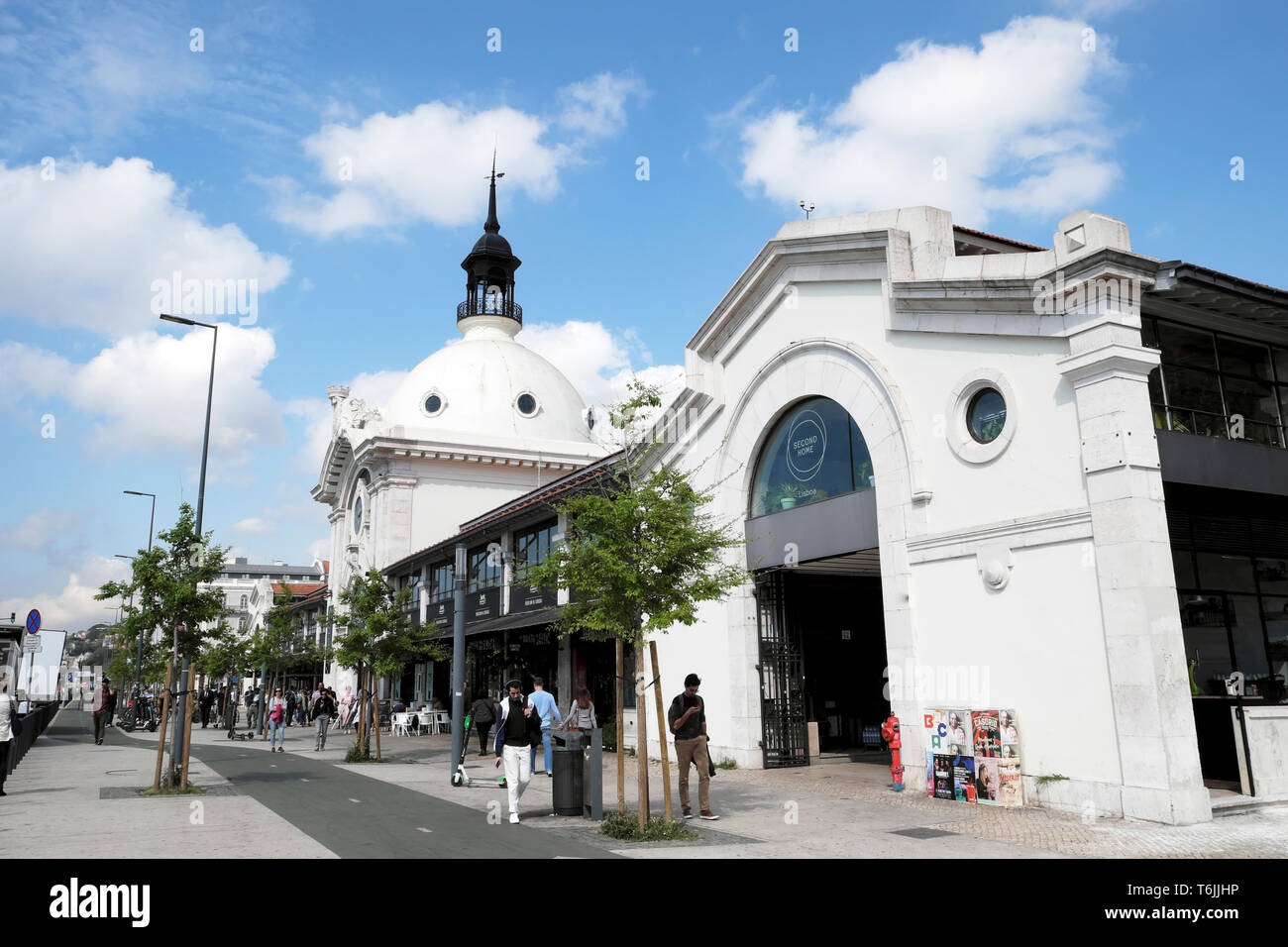 Menschen zu Fuß auf der Straße außerhalb der Zeit, die Markthalle in Ribeira Lissabon Lisboa Portugal Europa EU-KATHY DEWITT Stockfoto