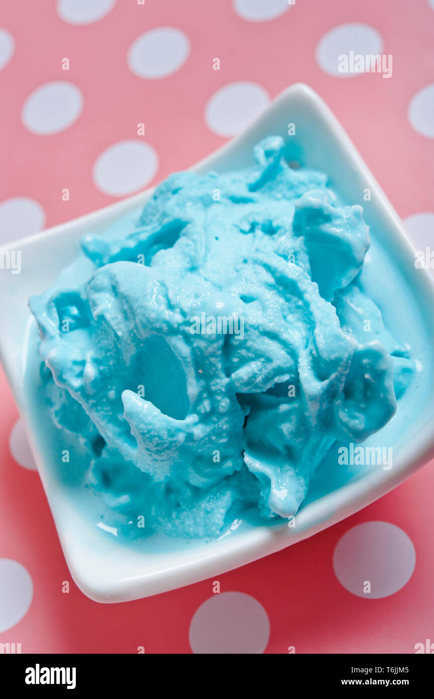 Blaue Eis in einer weißen Schüssel Stockfoto