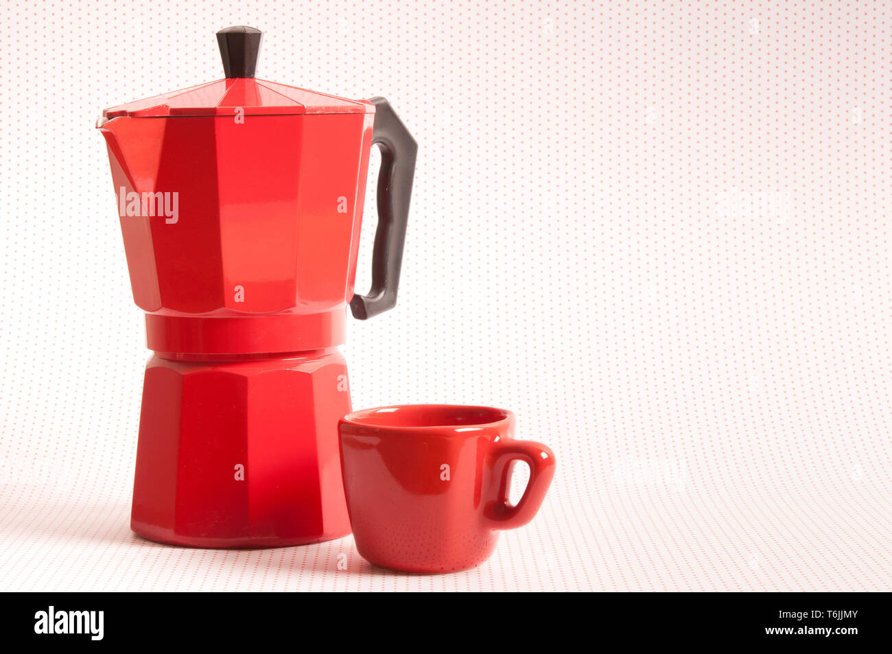Rot Kaffeemaschine moka Topf und rote Schale für Espresso Stockfotografie -  Alamy