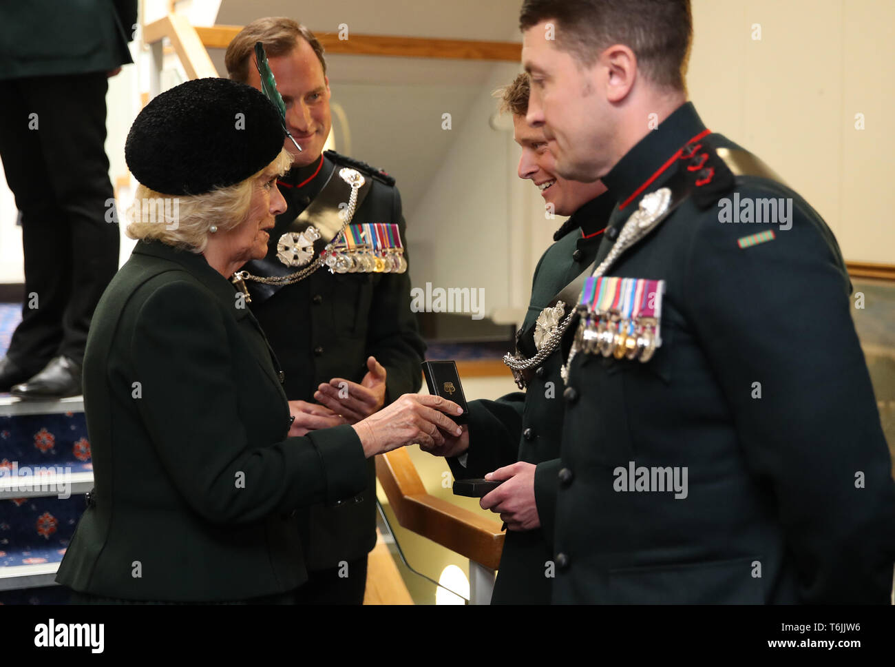 Die Herzogin von Cornwall (links) stellt Queen's Commendation für wertvolle Service Medal, Kapitän Robert Prinz im Chaos des Offiziers, bevor die Medaillen, die Parade der vierten Bataillons der Gewehre an der Neuen Normandie Kaserne in Aldershot. Stockfoto