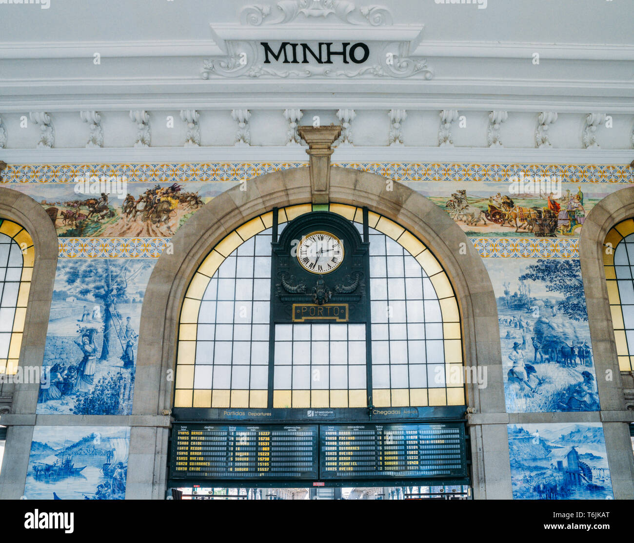 Porto, Portugal - 29. April 2019: Uhr der historische Bahnhof Sao Bento in Porto, Portugal. Wand ist in blau Azulejo Kacheln bedeckt Stockfoto