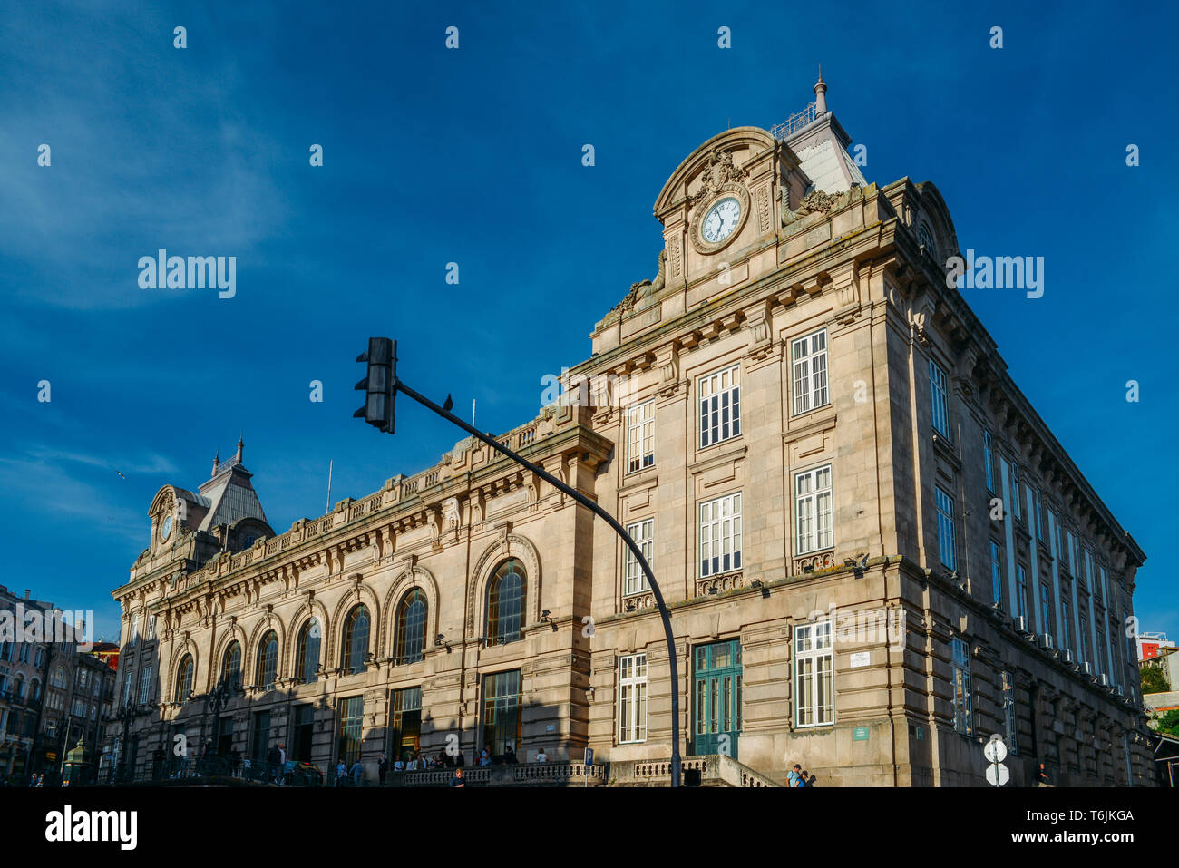 Porto, Portugal - April 29, 2019: Außen von Sao Bento Bahnhof, bekannt für seine schönen Azulejo geflieste Wände Stockfoto