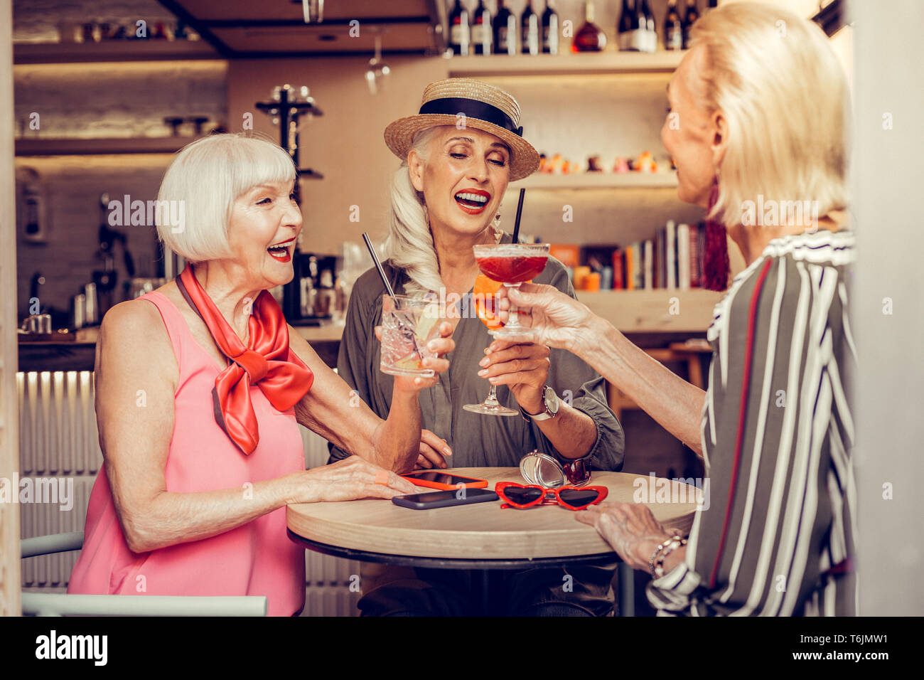 Attraktive modische alte Frauen, die Partei in eine Bar Stockfoto