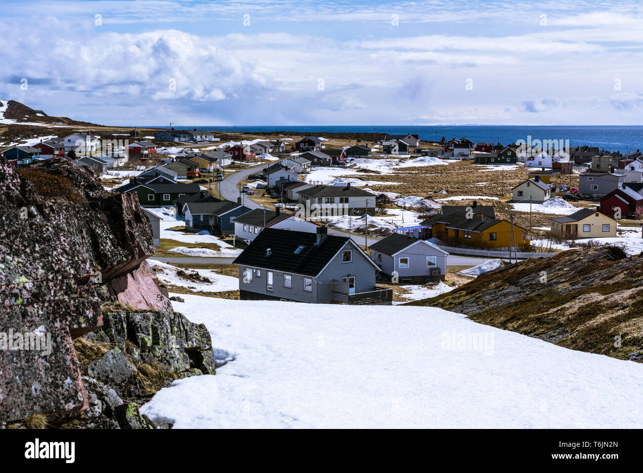 Blick auf den kleinen norwegischen Dorf am Ufer des Meeres Stockfoto