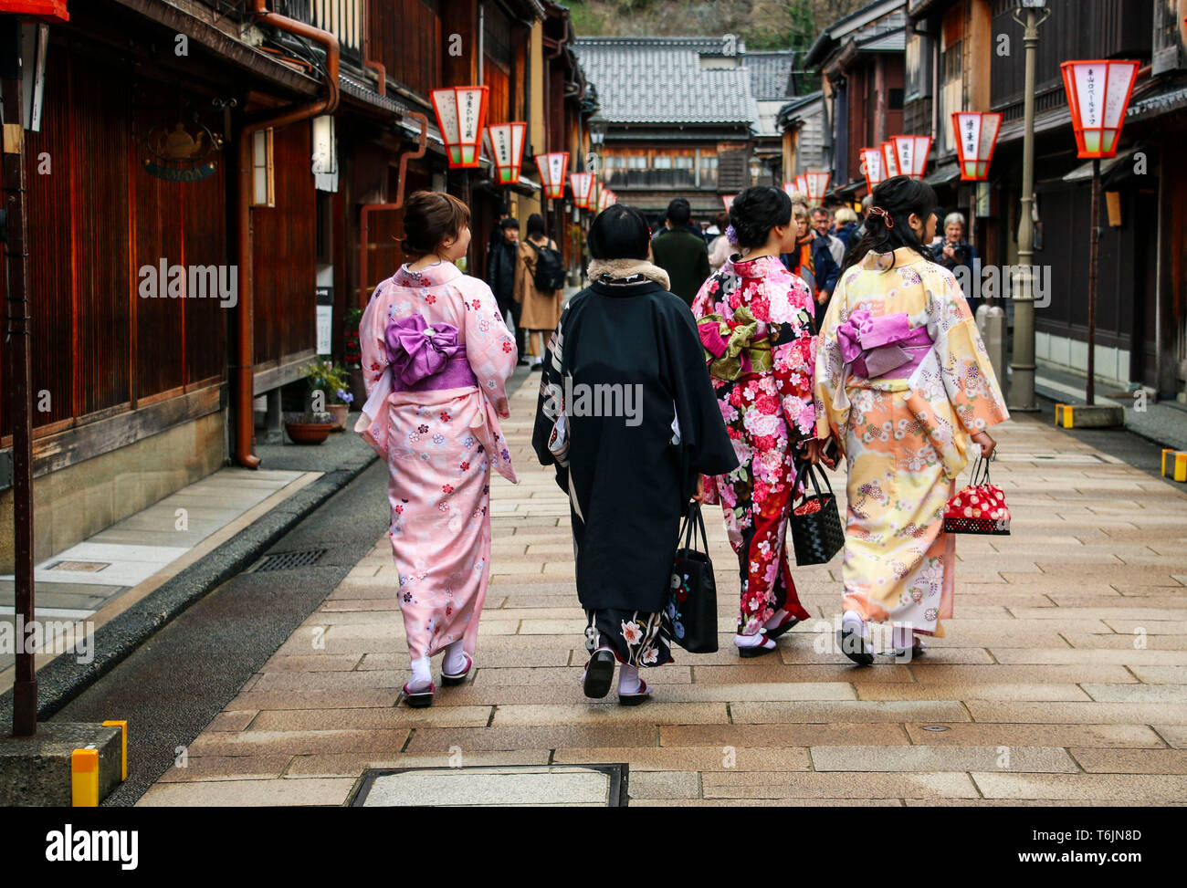 Mädchen in kimano auf der Straße Higashi Chaya Bezirk in Kanazawa, Japan Stockfoto