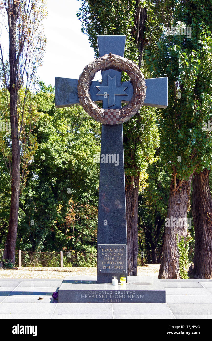 ZAGREB, KROATIEN - 21. AUGUST 2012: Memorial Kreuz an die kroatische Soldaten im Zweiten Weltkrieg getötet, im Zentrum von Zagreb Friedhof entfernt, Miro Stockfoto