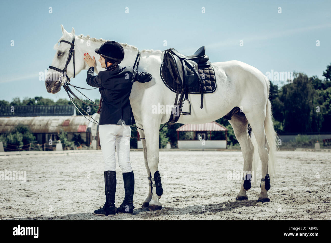 Reiten ist das Hobby des schwarzhaarigen Flittchens Reiten ist das Hobby des schwarzhaarigen Flittchens