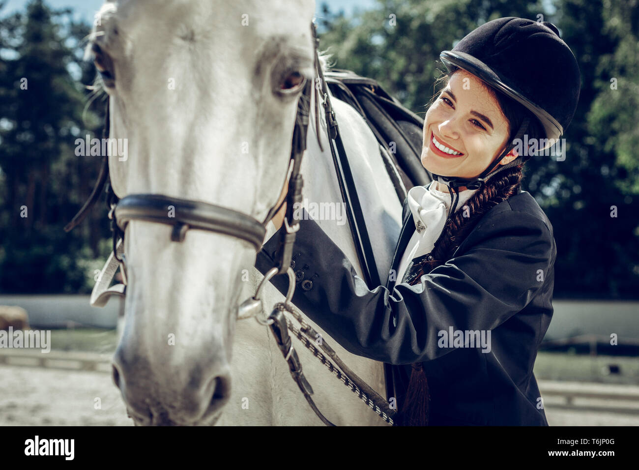 Reiten ist das Hobby des schwarzhaarigen Flittchens Reiten ist das Hobby des schwarzhaarigen Flittchens