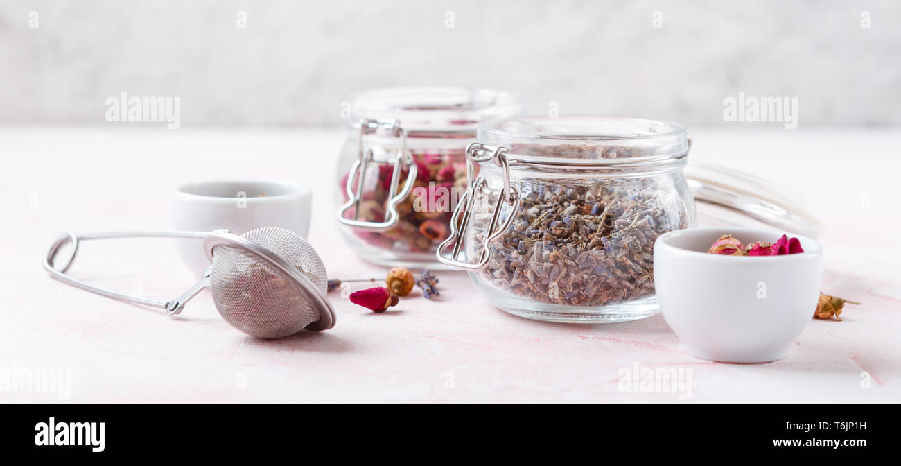 Rose Blüten und Knospen für die Aromatherapie. Stockfoto