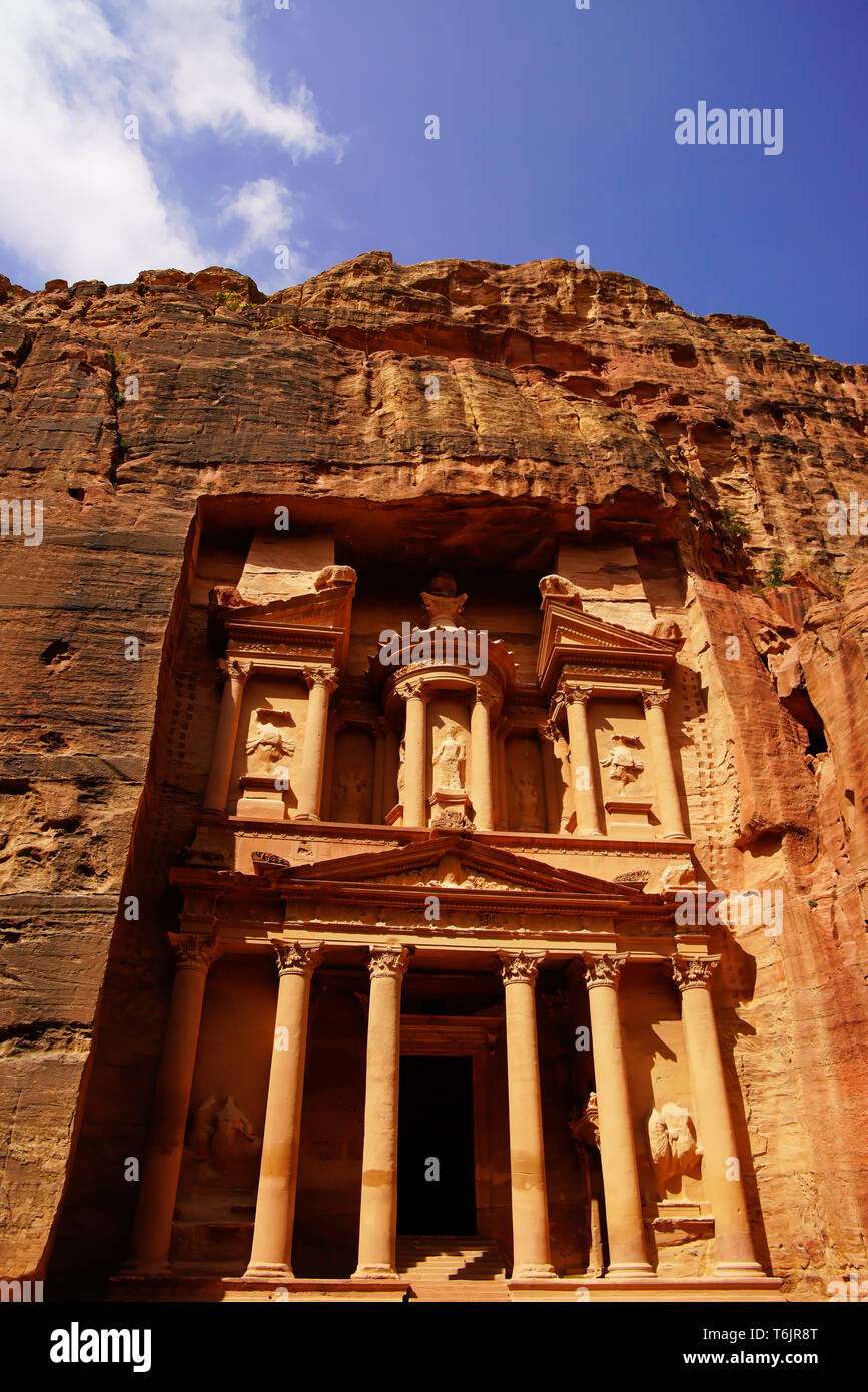 Die Schatzkammer (oder Al-Khazneh) Dieses herrliche Struktur geschnitzt aus den sandsteinfelsen als Begräbnisstätte der nabatäischen Königs Aretas III. Petra, Jordanien. Stockfoto