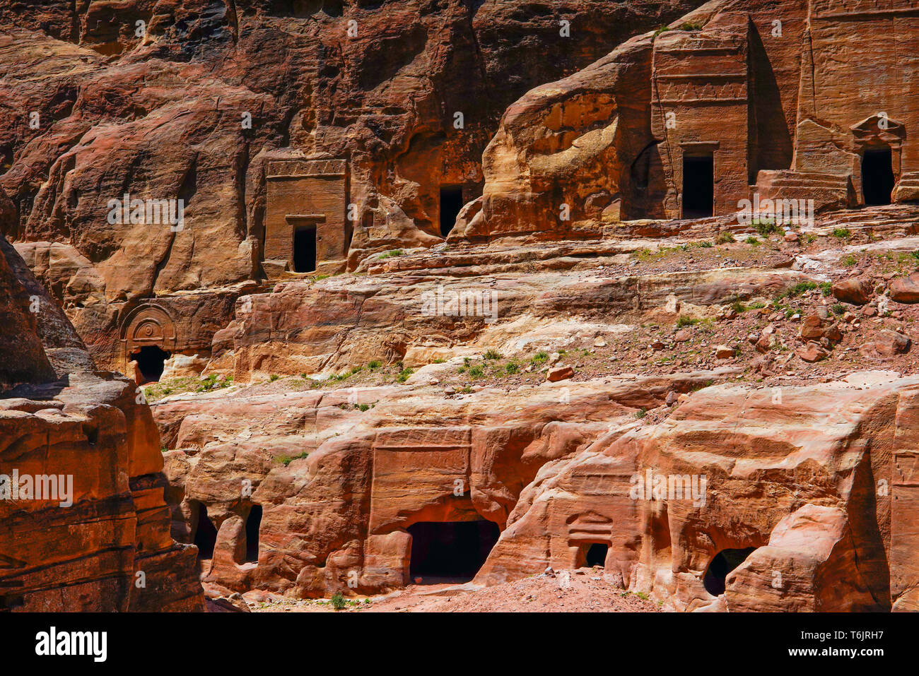 Anzeigen von Gräbern im Petra geschnitzt in den Felsen, Petra, Jordanien. Stockfoto