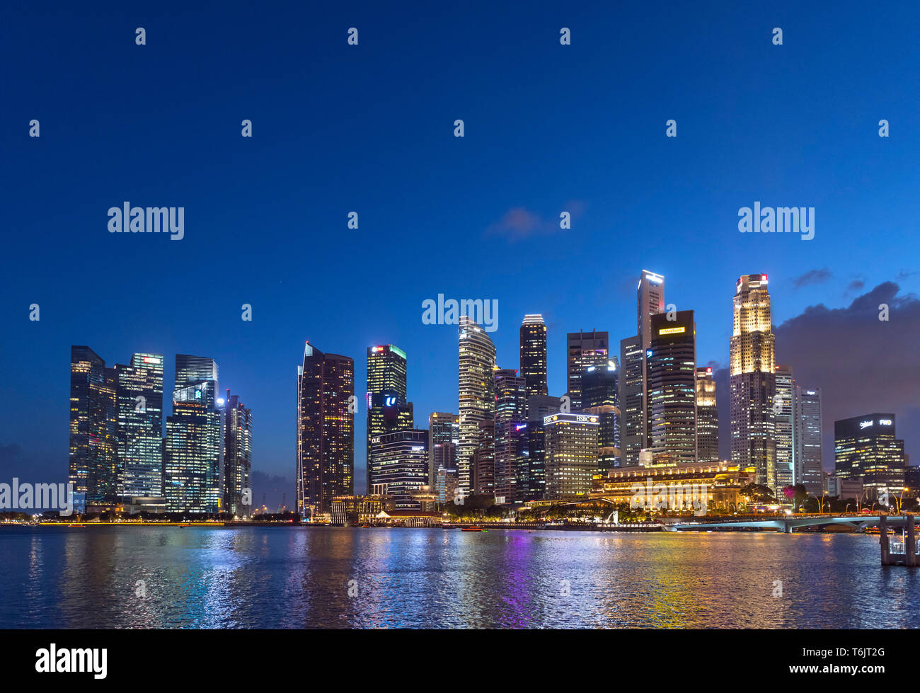Im Central Business District (CBD) in der Nacht von der Marina Bay, Singapore Stockfoto