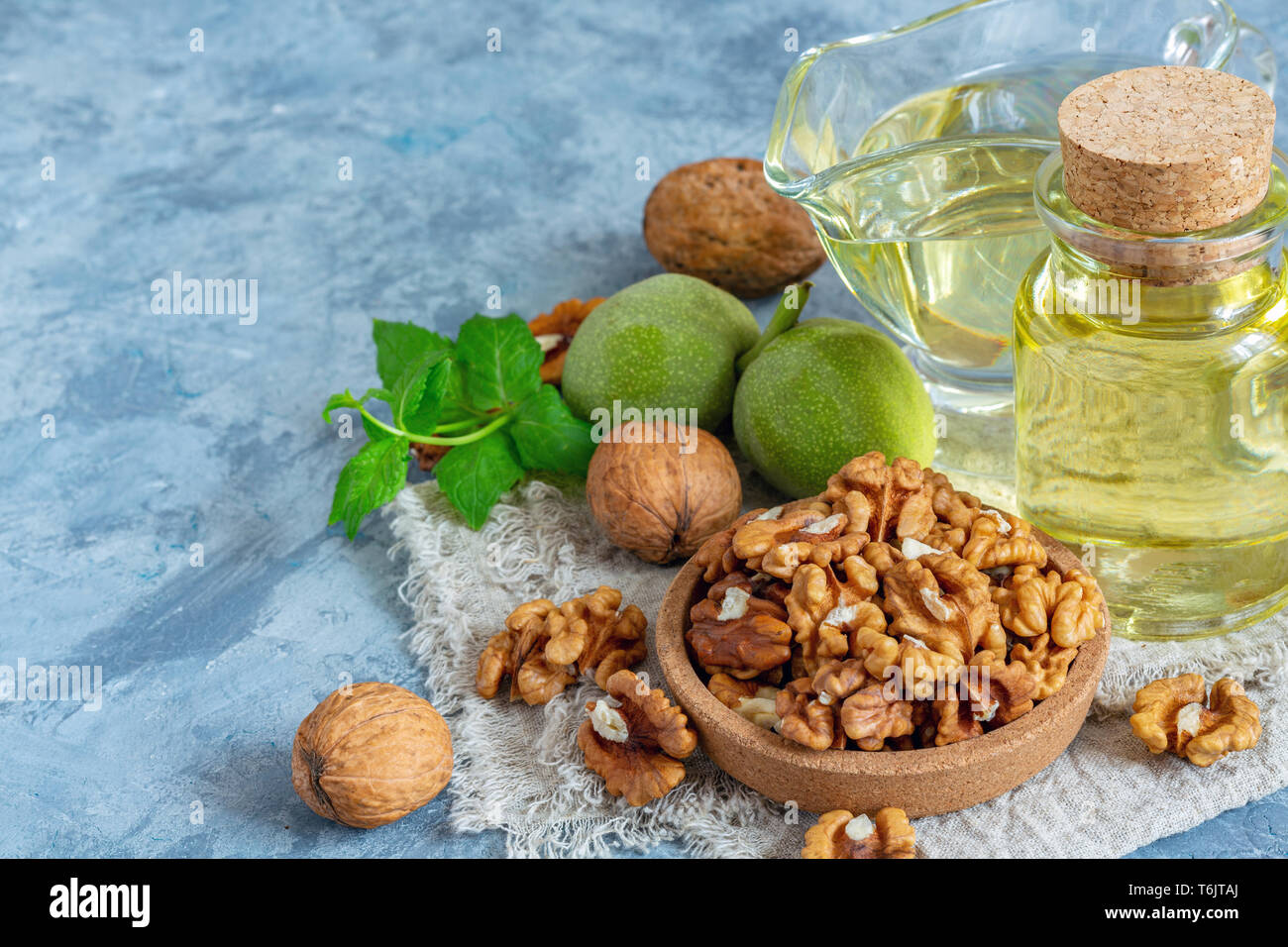 Kaltgepresstes Walnussöl und Walnuß-Kernel. Stockfoto