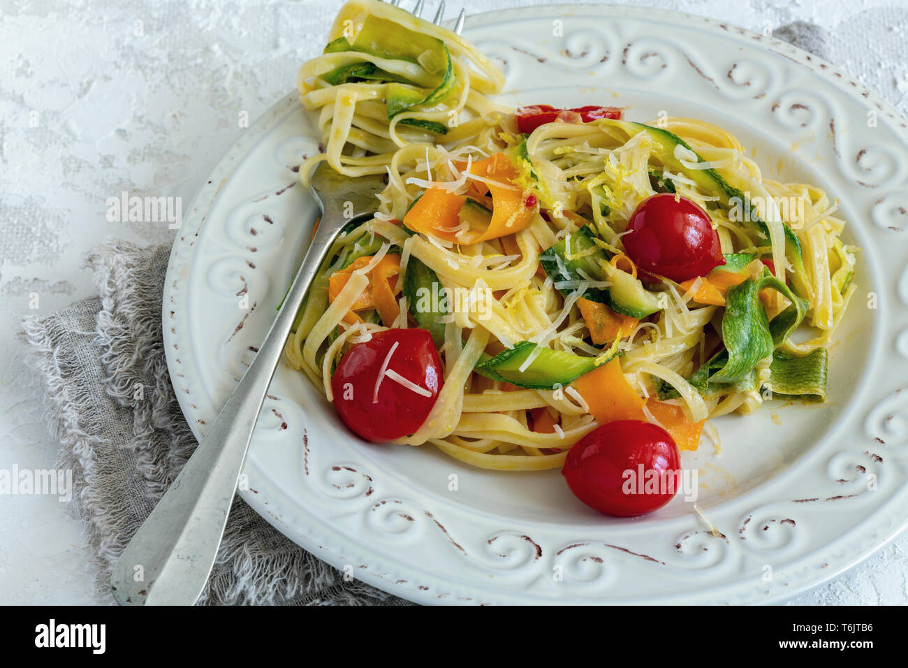 Italienische Pasta mit Gemüse, Parmesan und Zitronenschale. Stockfoto