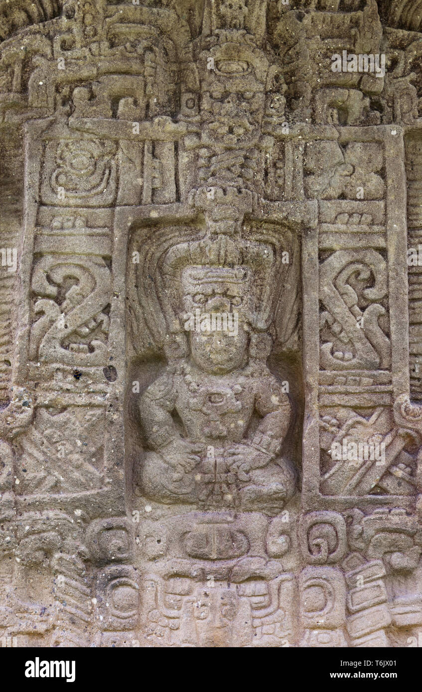 Maya Ruinen - Standing Stone Stele K durch Herrscher Jade Sky im 9. Jahrhundert AD; UNESCO Weltkulturerbe Quirigua, Guatemala Lateinamerika errichtet. Stockfoto