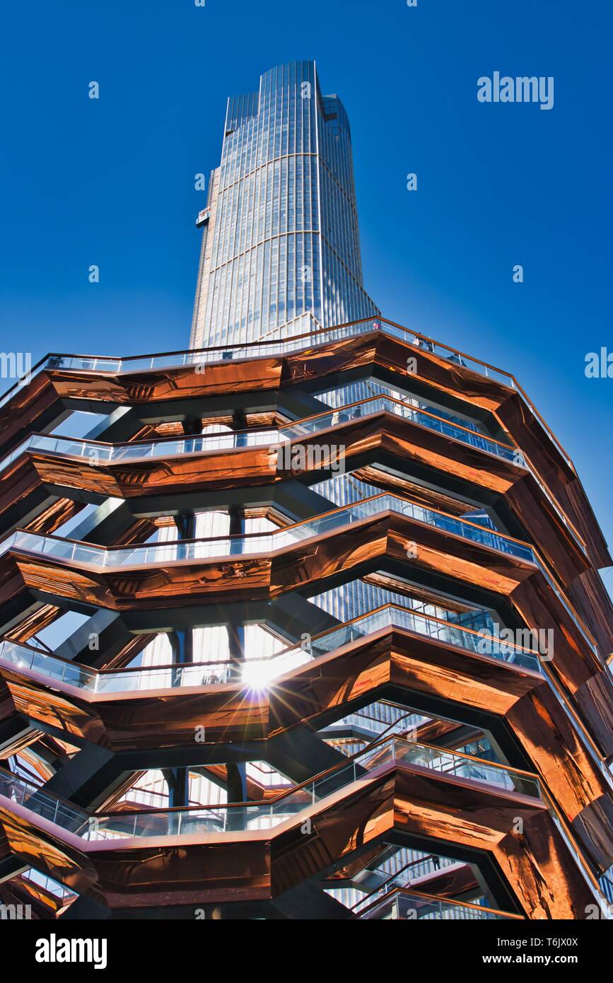 New York City, NY/USA, April 01, 2019: Das Schiff, eine moderne Kunst, wabe wie Treppe in der Mitte des Hudson Yard für Besucher geöffnet, auf einer s Stockfoto