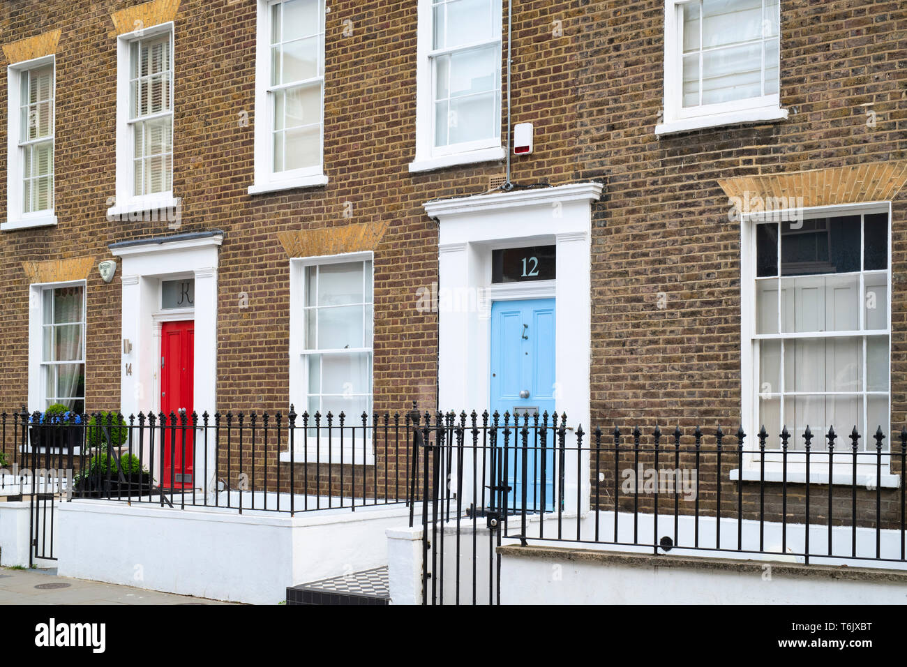 Wohnhäuser mit bunten Haustüren. Der Portobello Road. Notting Hill, London, England Stockfoto