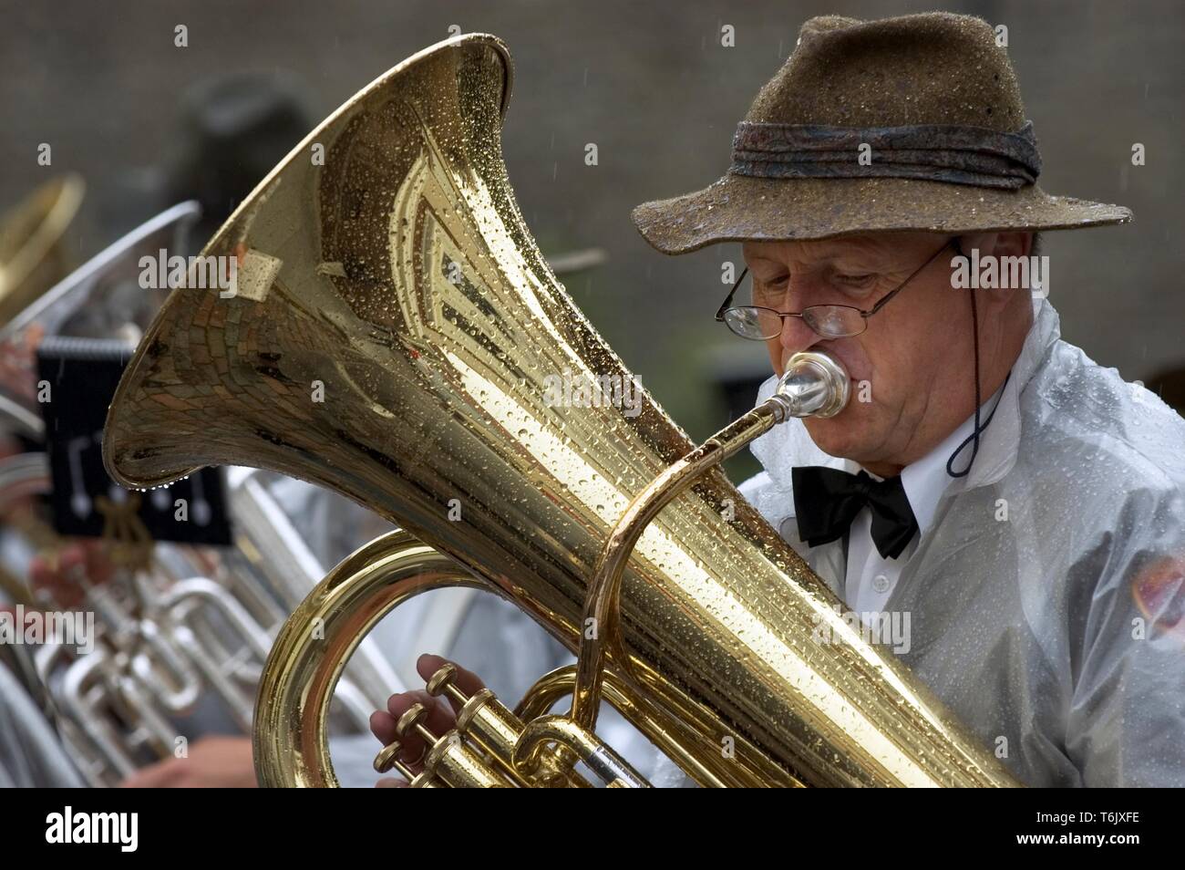 Eine Brass Band im Regen Stockfoto