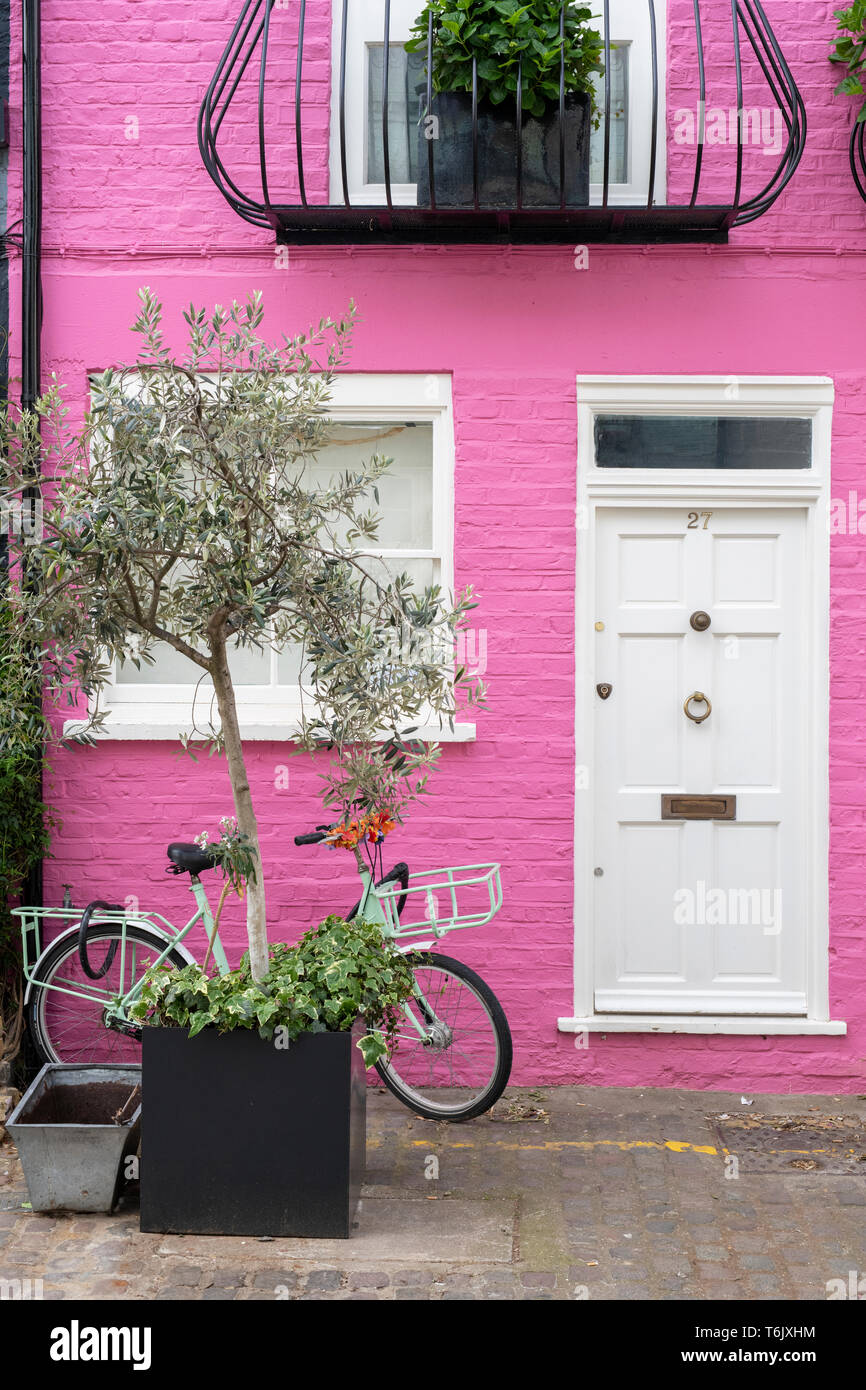Rosa angemalt Haus in St. Lukes Mews, Notting Hill, London, England Stockfoto