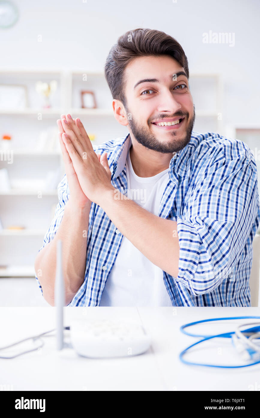 Der Mann genießen, schnelle Internetverbindung. Stockfoto