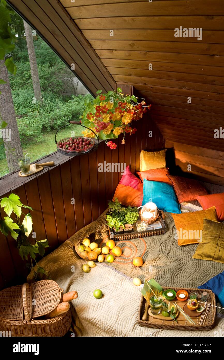 Snacks im Bett auf der Veranda Stockfoto
