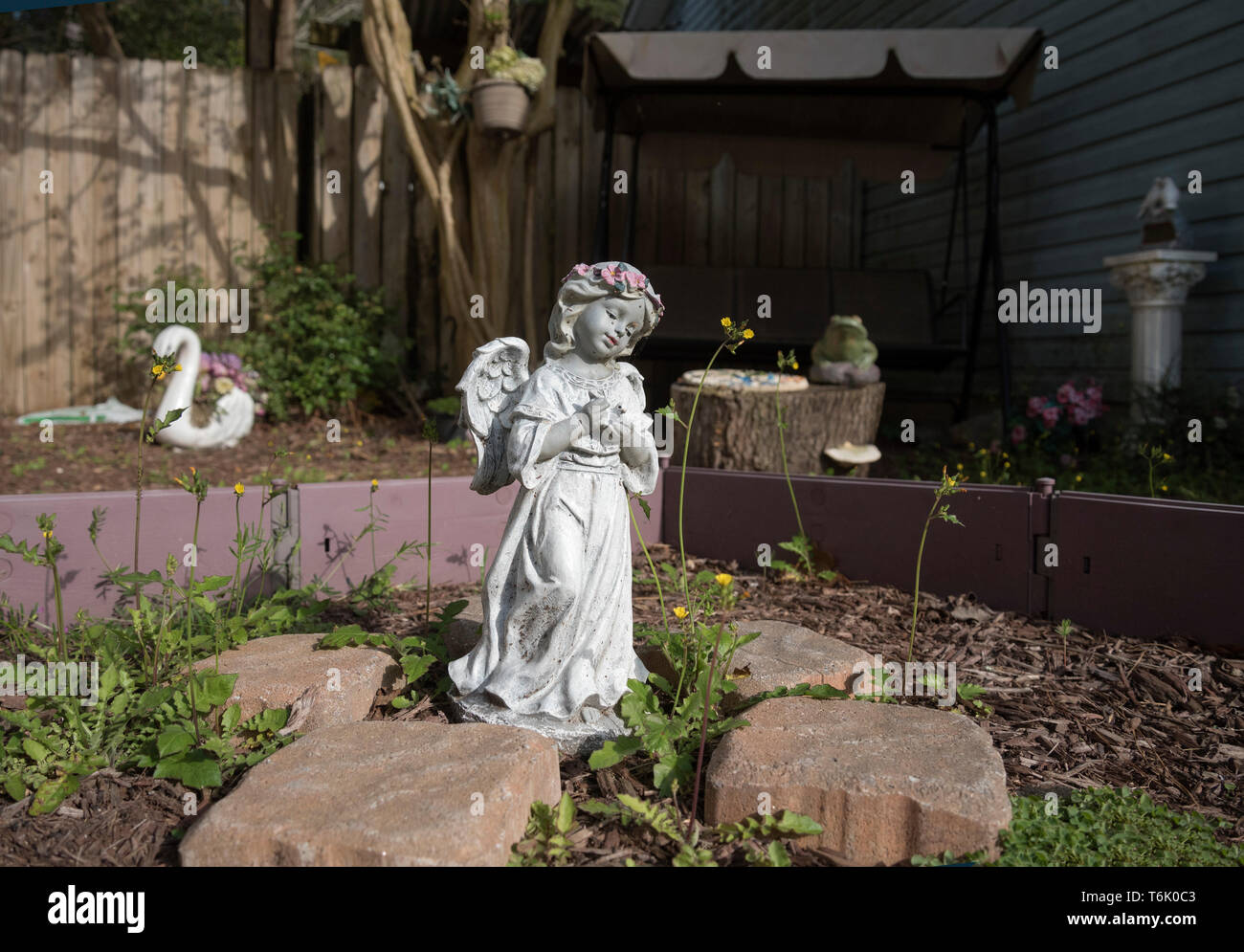 Ehren geliebte Familie Mitglieder in einem Memorial Garden, in einem Hof an einem privaten Haus in South Carolina. Stockfoto
