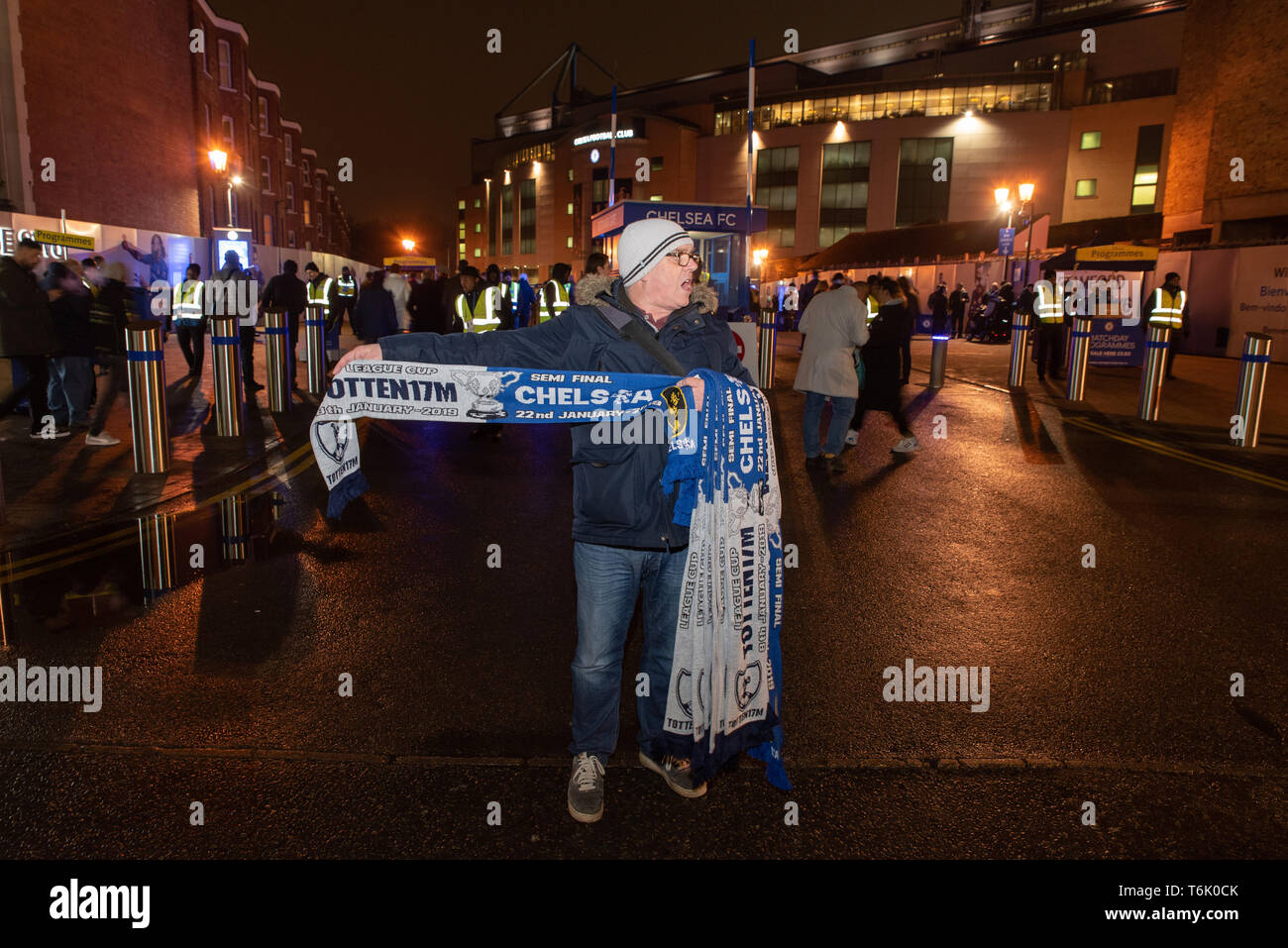 Chelsea Schals Verkäufer in der Nähe von Stamford Bridge, Heimat des Chelsea F. C Boden vor einem Spiel gegen Tottenham Hotspur. Stockfoto