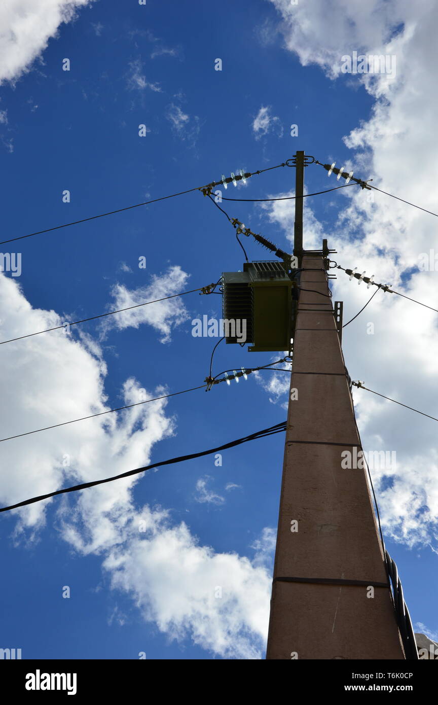 Ein Stromwandler auf einem Strommast Stockfoto