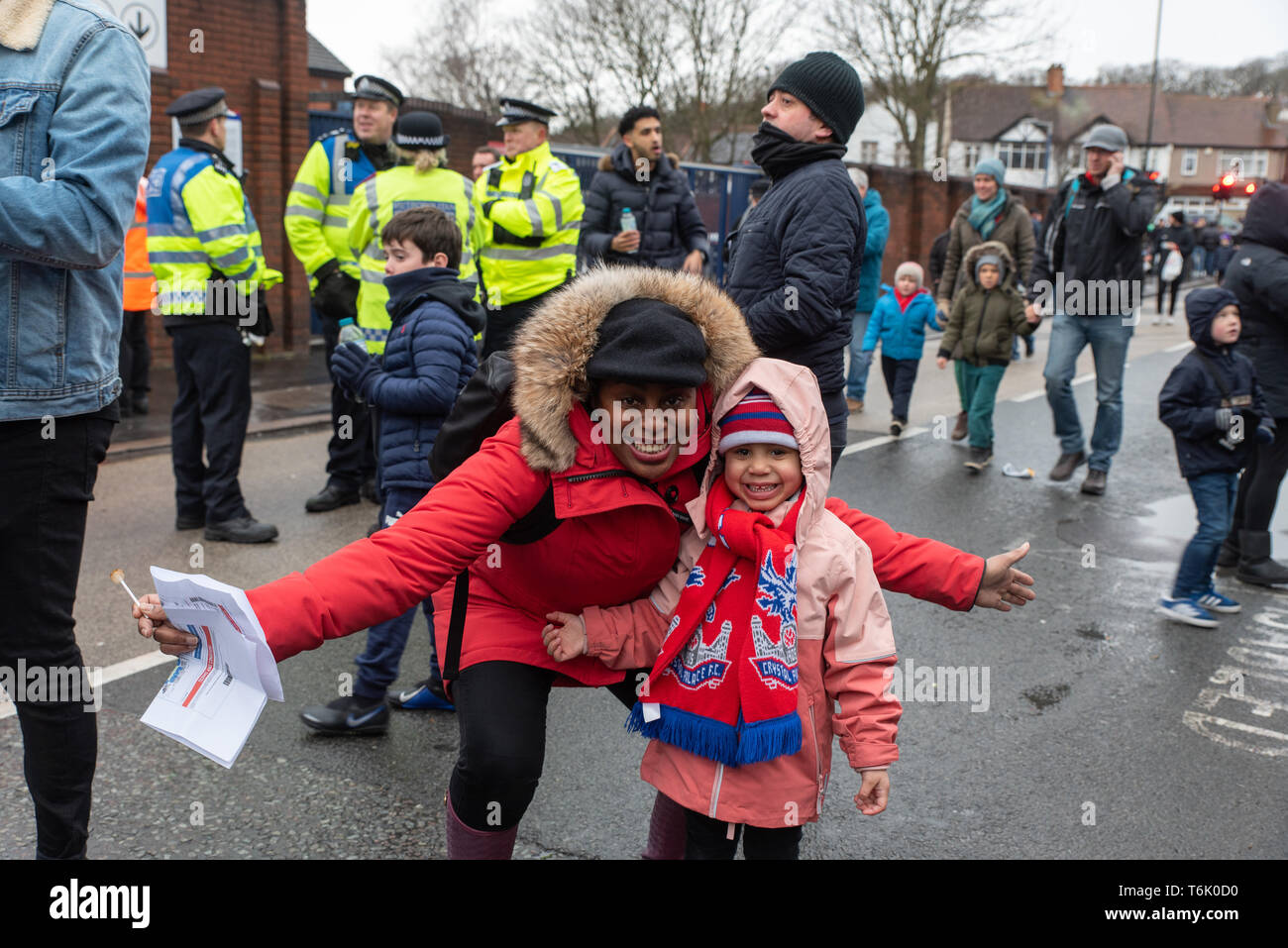 Eine Frau und ein kleines Mädchen, Crystal Palace Unterstützer im FA Cup gegen die Tottenham Hotspur, auf ein Wochenende für einige Zeit Januar 2019. Stockfoto