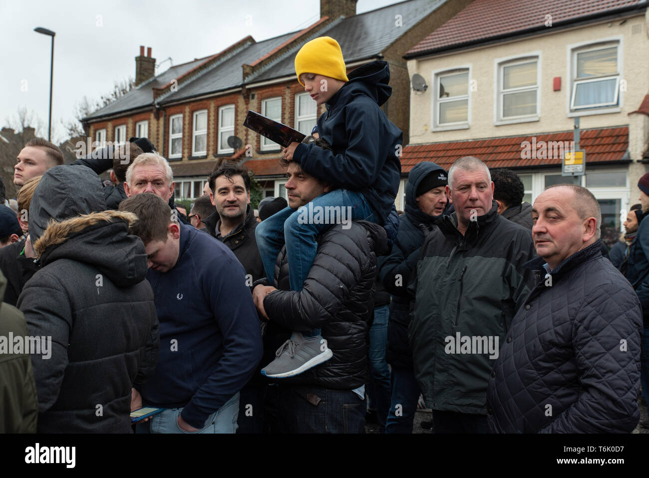Kind auf den Schultern eines Mannes unter den Tottenham Hotspur Fans an Selhurst Park zu einem FA-Cup Riegel gegen Crystal Palace, London. Stockfoto