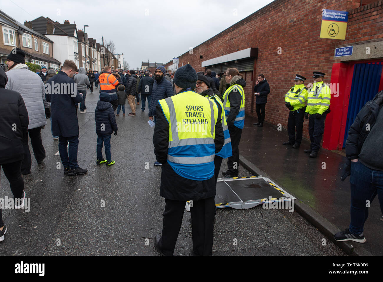 Ein Sporen reisen Steward an Selhurst Park vor einem FA-Cup Spiel gegen Crystal Palace, London. Stockfoto