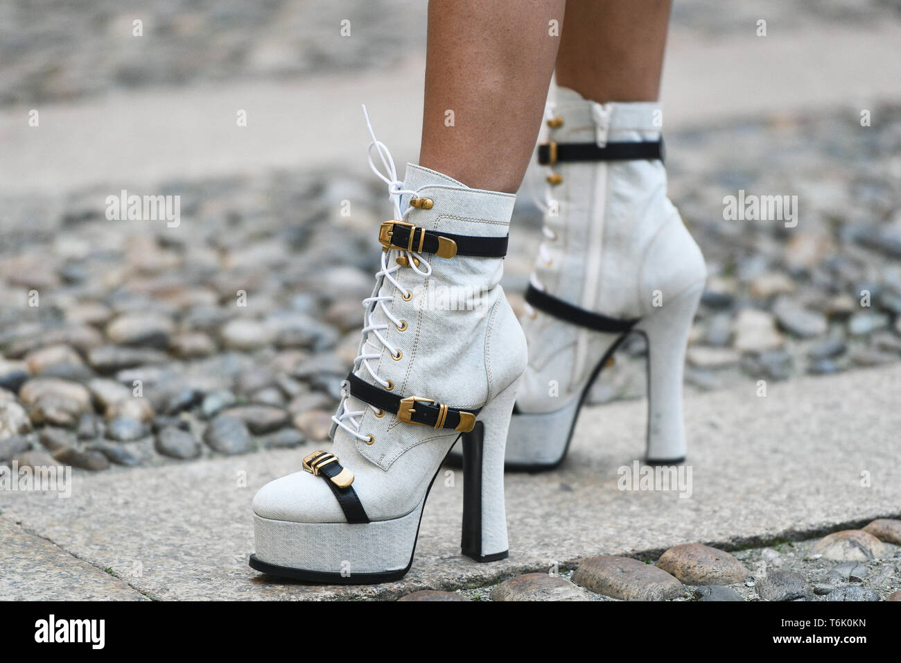 Mailand, Italien - 21. Februar 2019: Street Style - Fancy Schuhe im Einzelnen nach einer Modenschau in Mailand auf der Modewoche - MFWFW 19. Stockfoto