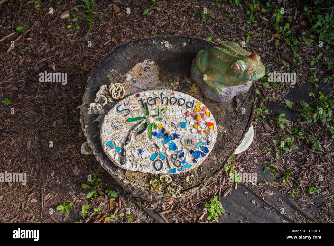 Ehren geliebte Familie Mitglieder in einem Memorial Garden, in einem Hof an einem privaten Haus in South Carolina. Stockfoto