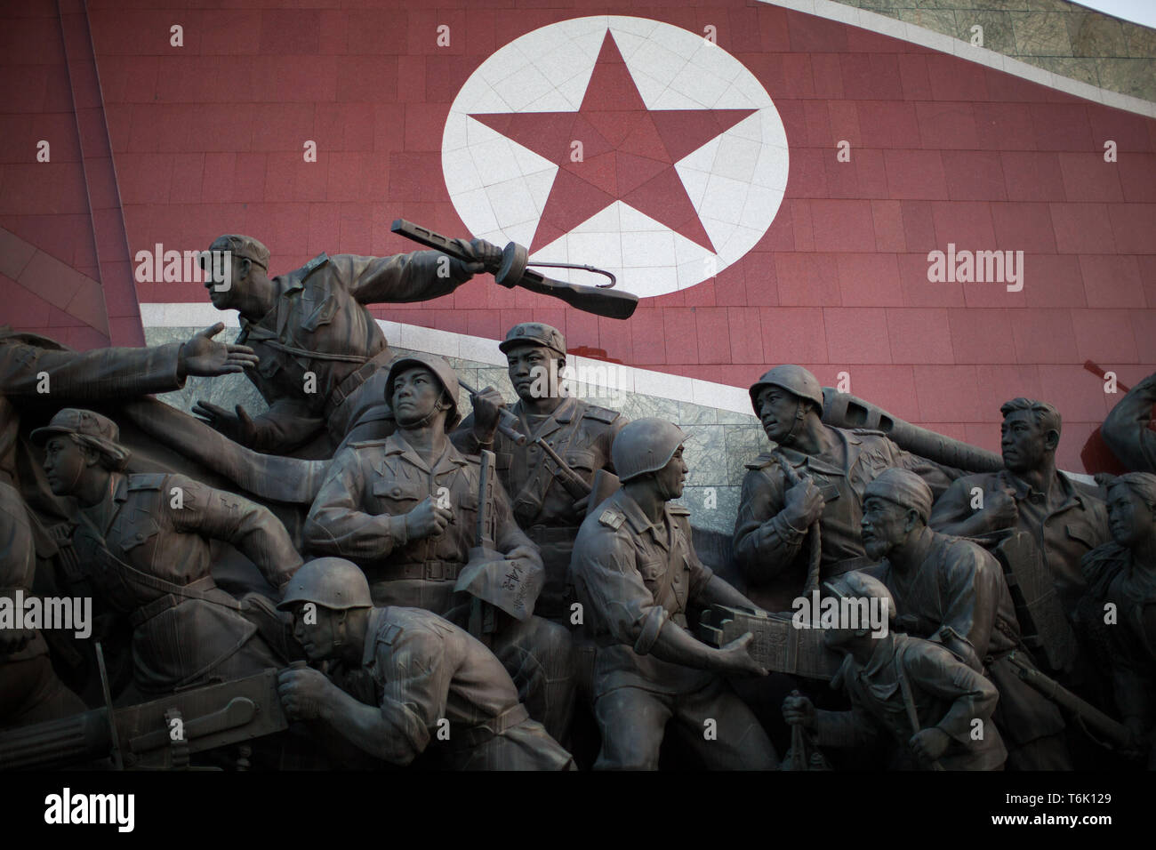 Ein Denkmal auf mansudae Hill in Pjöngjang, Feiern militärischen Sieg über die Japaner und Amerikaner. Die Nordkoreanische Flagge im Hintergrund. Stockfoto