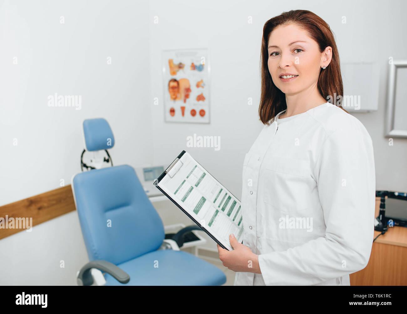Portrait schöne Frau Doktor mit Zwischenablage im Krankenhaus Stockfoto