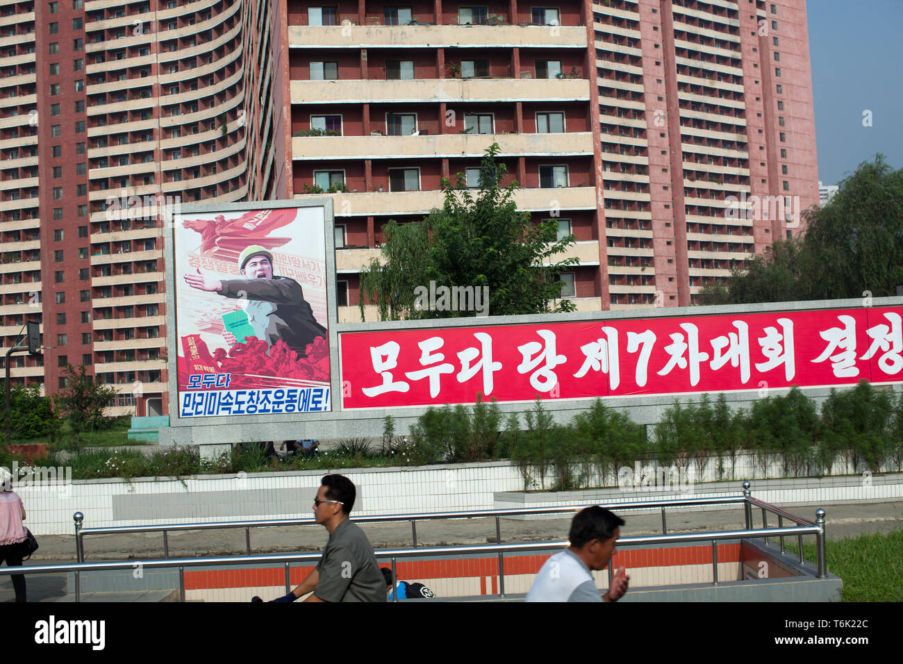 Teil der täglichen Landschaft in sozialistische Nordkorea. Es gibt keine Werbung in Nordkorea. Schilder und Poster über dem Land fördern patrioti Stockfoto