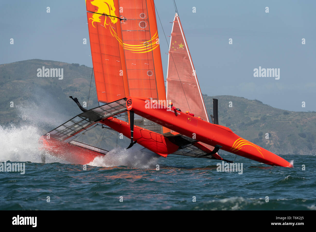 Team China Folie hoch und stürzt sich in eine beschädigte Flügel während des SailGP Ereignis 2, Saison 1, San Francisco. Stockfoto
