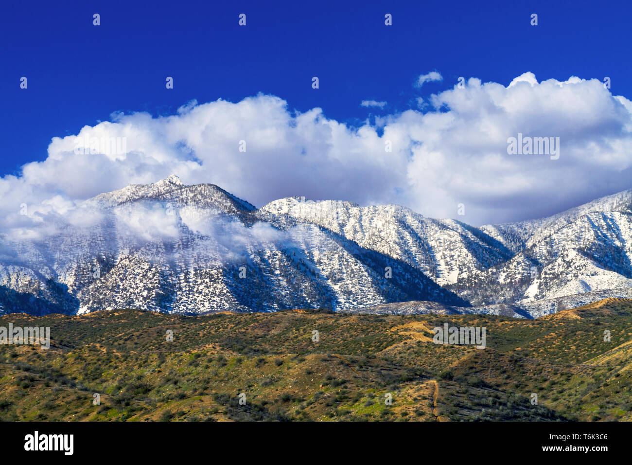 Norden Blick auf Schnee und Wolken auf der San Gabriel Mountains in Südkalifornien Stockfoto