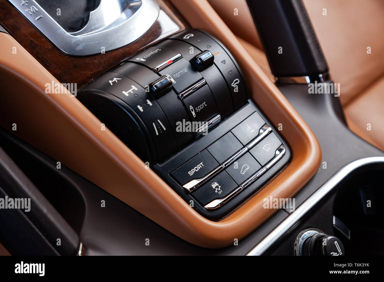 Close-up auf der Suspension Control Tasten für verschiedene Straßenzustand mit Sport im Auto in der Rückseite eines SUV nach Reinigung und Detaillierung in Stockfoto