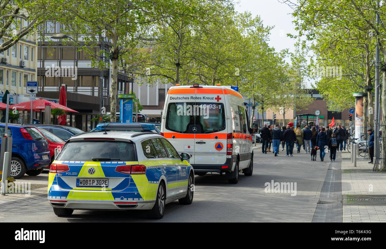 Wolfsburg, Deutschland, 1. Mai 2019: ein Mercedes Benz van und ein VW Passat Polizei Auto Fahren hinter der 1.Mai Demonstration. Stockfoto