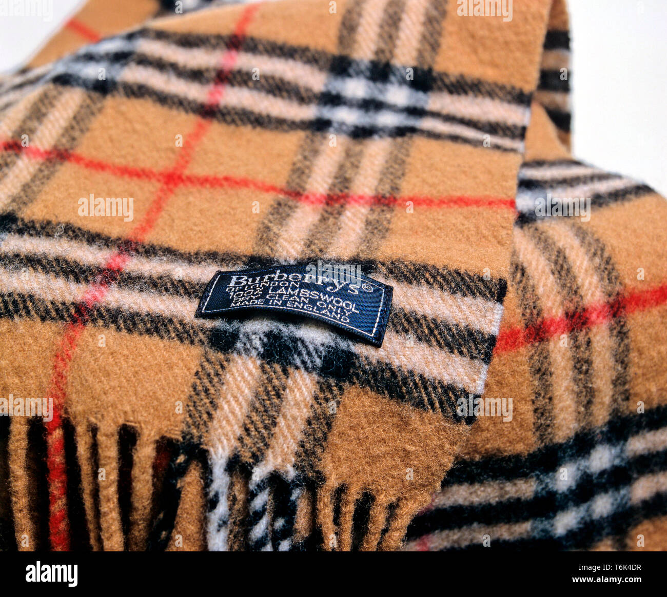 Burberry Schal, Burberry wurde 1856 von Thomas Burberry gegründet  Stockfotografie - Alamy