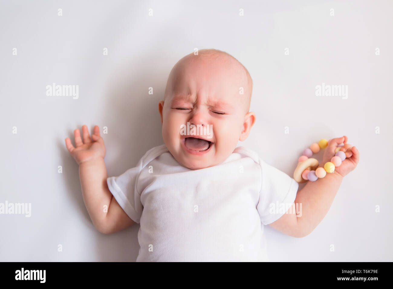 Baby weinen vor einem hellen Hintergrund. Cry Baby Stockfoto