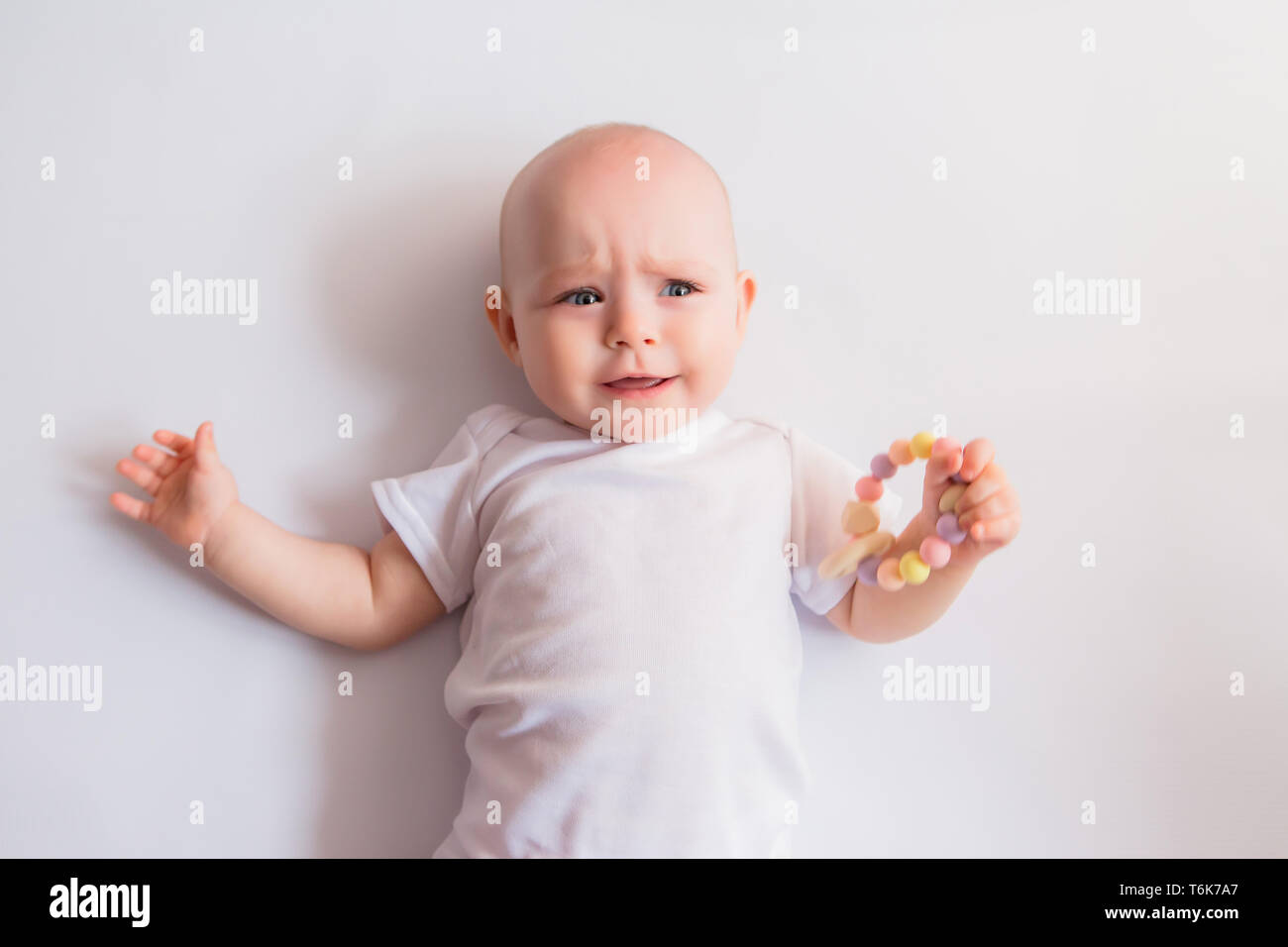 Baby weinen vor einem hellen Hintergrund. Cry Baby Stockfoto