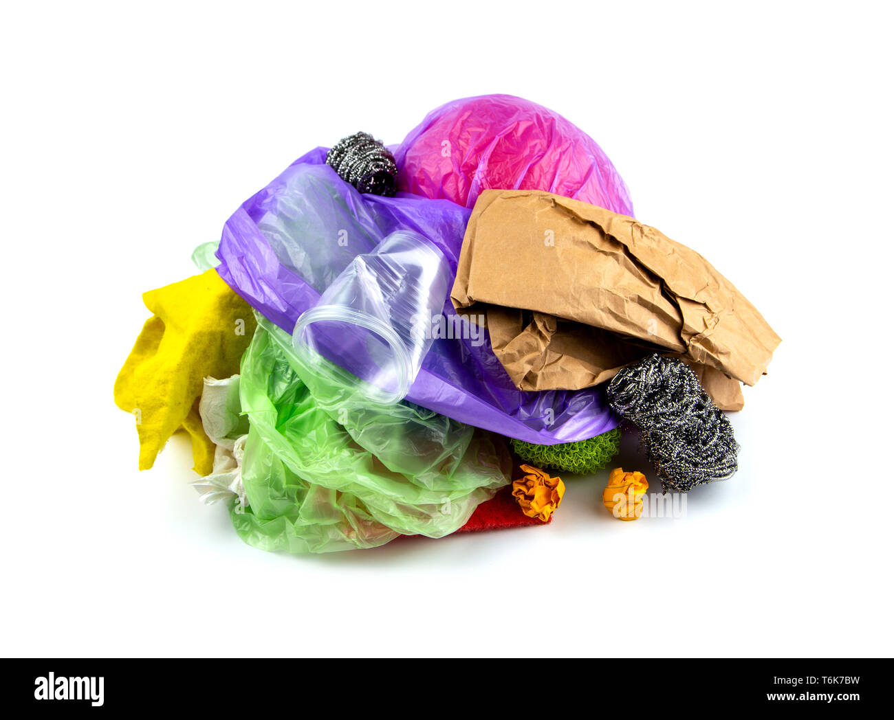 Konzept von Abfall und Verschmutzung. Ein Haufen Müll, zerknitterte Schale aus Kunststoff, Verpackungen, Papier isoliert auf einem weißen Hintergrund. Stockfoto